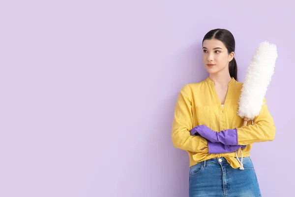 Junge Frau Mit Staubpinsel Auf Farbigem Hintergrund — Stockfoto