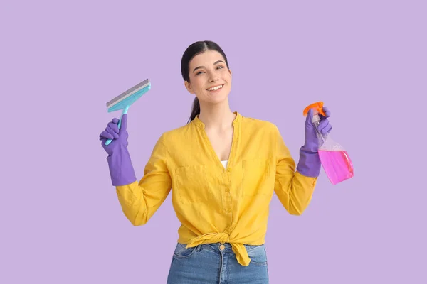 Mujer Joven Con Detergente Escobilla Sobre Fondo Color — Foto de Stock