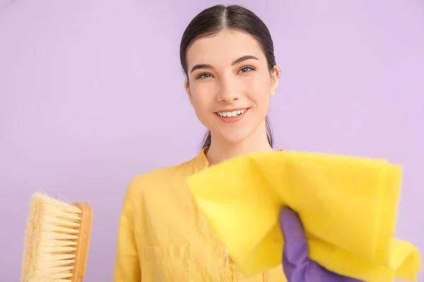 Mujer Joven Con Artículos Limpieza Sobre Fondo Color — Foto de Stock