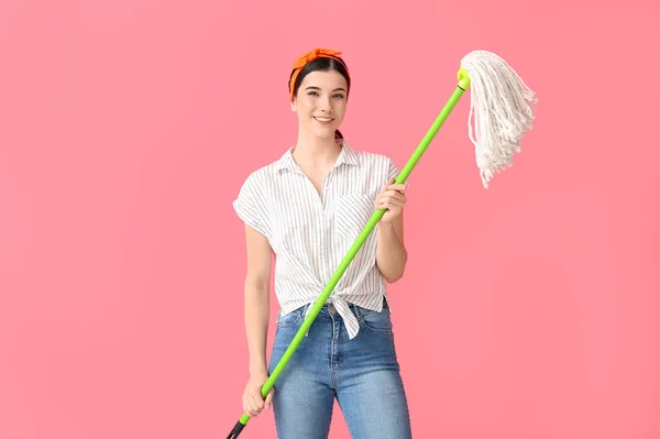 Junge Frau Mit Bodenwischer Auf Farbigem Hintergrund — Stockfoto