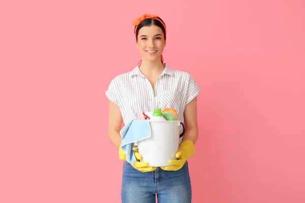 Jonge Vrouw Met Schoonmaak Benodigdheden Kleur Achtergrond — Stockfoto