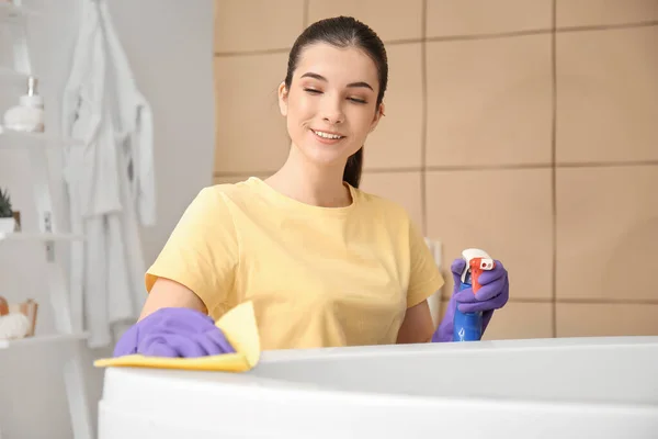 Jovem Mulher Limpando Seu Banheiro — Fotografia de Stock