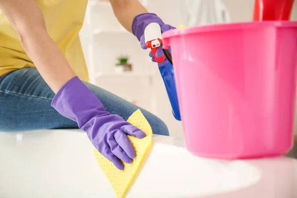 Young Woman Cleaning Her Bathroom — Stock Photo, Image