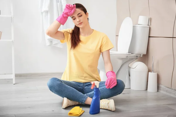 Mujer Joven Descansando Después Limpiar Baño — Foto de Stock