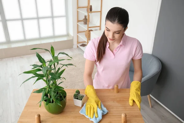 Junge Frau Putzt Tisch Zimmer — Stockfoto