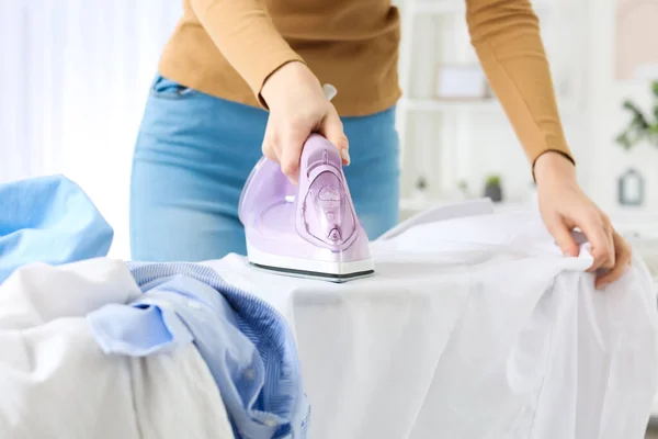 Mujer Planchando Ropa Limpia Casa — Foto de Stock