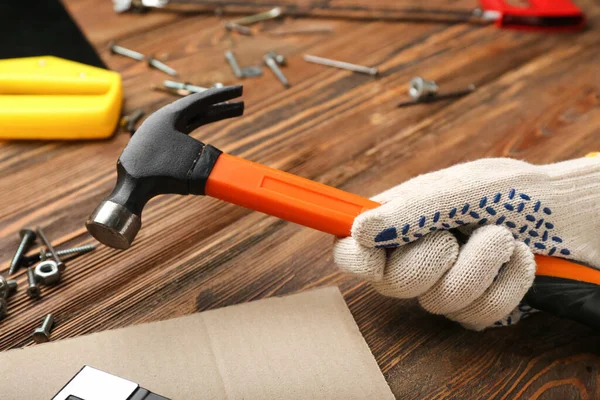 Weibliche Hand Mit Werkzeug Auf Holzgrund Nahaufnahme — Stockfoto