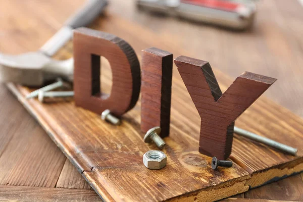 Tahta arka planda Word DiY, yakın plan