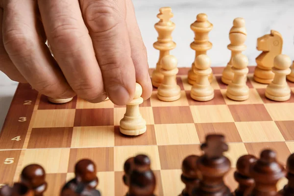 Hombre Jugando Ajedrez Sobre Fondo Claro Primer Plano — Foto de Stock