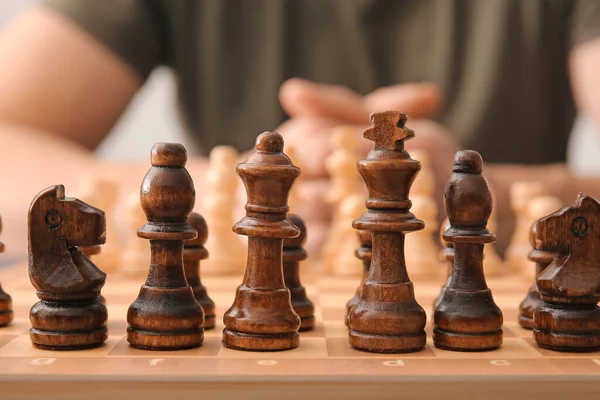 Man Spelar Schack Ljus Bakgrund Närbild — Stockfoto