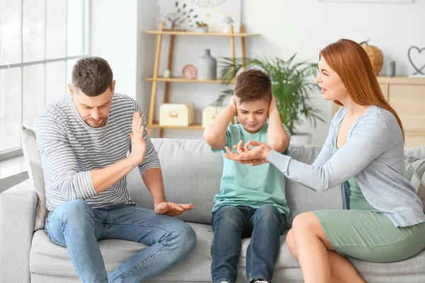 可悲的小男孩和他在家里争吵的父母 — 图库照片