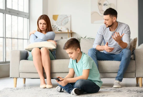 Menino Usando Telefone Celular Seus Pais Tristes Casa — Fotografia de Stock