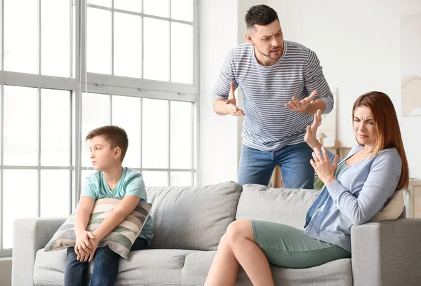 小男孩和他争吵的父母在家里 — 图库照片