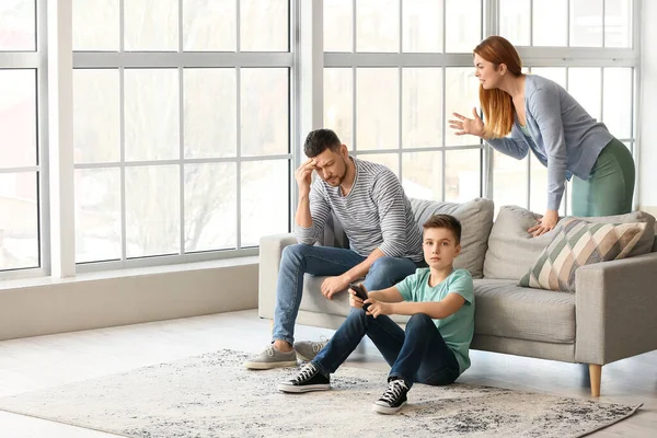 Little Boy Mobile Phone His Quarrelling Parents Home — Stock Photo, Image