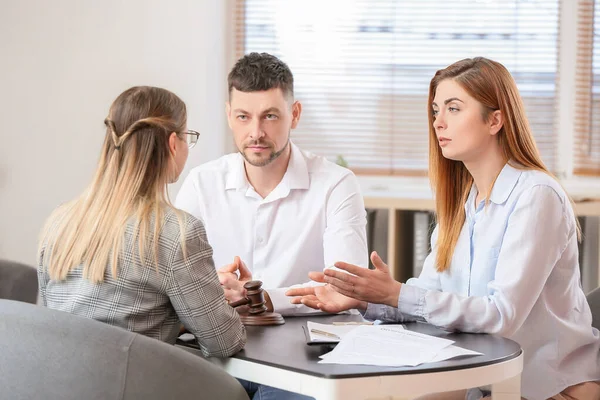 Joven Pareja Visitando Divorcio Abogado Oficina — Foto de Stock