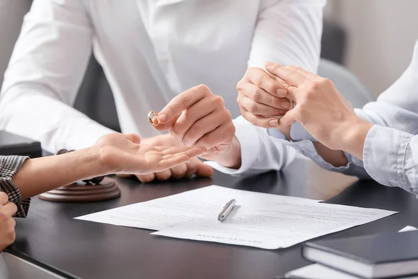 Junges Paar Legt Trauringe Anwaltsbüro — Stockfoto