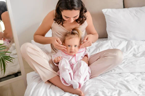 Happy Woman Her Little Daughter Sitting Bed Home — Stock Photo, Image