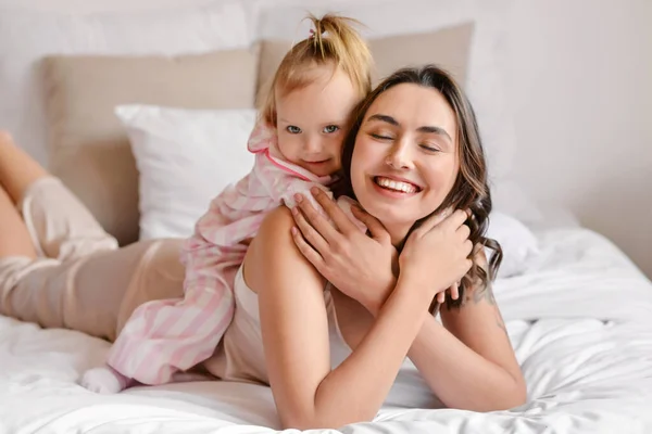 Mujer Feliz Hijita Acostada Cama Casa —  Fotos de Stock