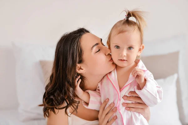 Happy Woman Her Little Daughter Home — Stock Photo, Image