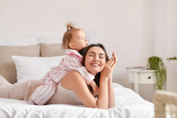 Happy Woman Her Little Daughter Lying Bed Home — Stock Photo, Image