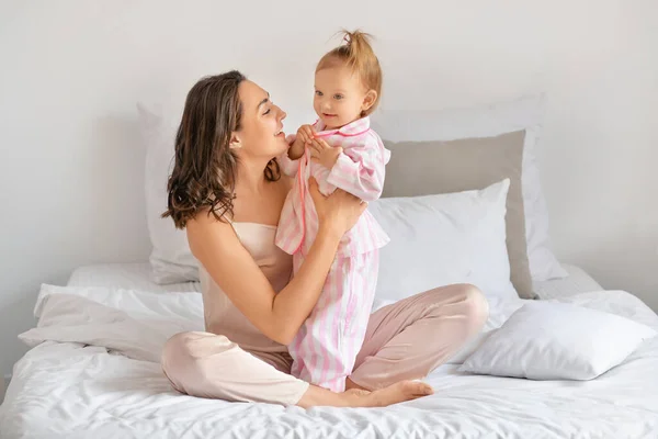 Happy Woman Her Little Daughter Sitting Bed Home — Stock Photo, Image