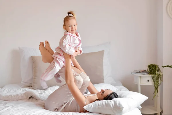 Mutlu Kadın Küçük Kızı Evde Yatakta Oynuyorlar — Stok fotoğraf