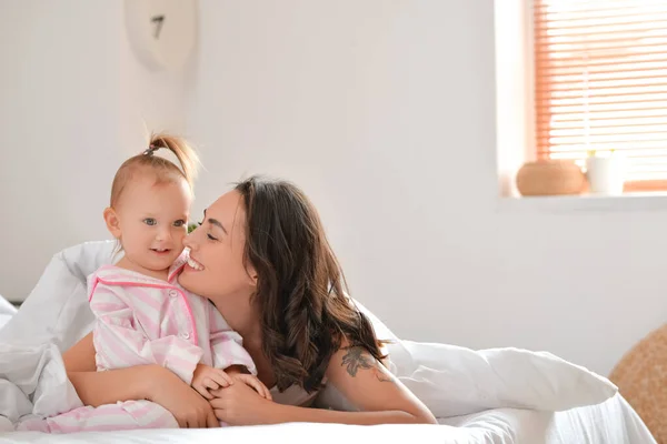 Happy Woman Her Little Daughter Sitting Bed Home — Stock Photo, Image