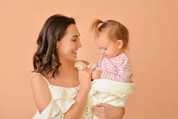 Happy Woman Her Little Daughter Color Background — Stock Photo, Image