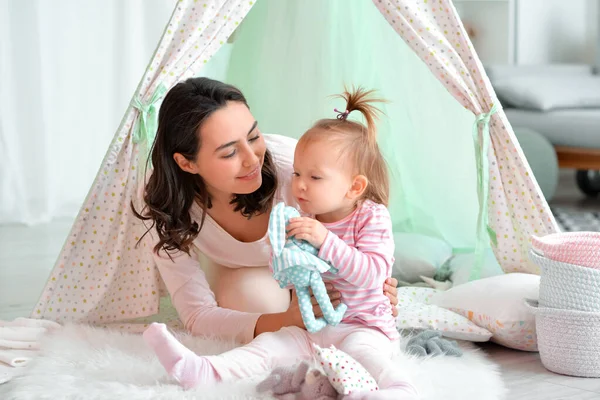 Happy Woman Her Little Daughter Playing Wigwam Home — Stock Photo, Image