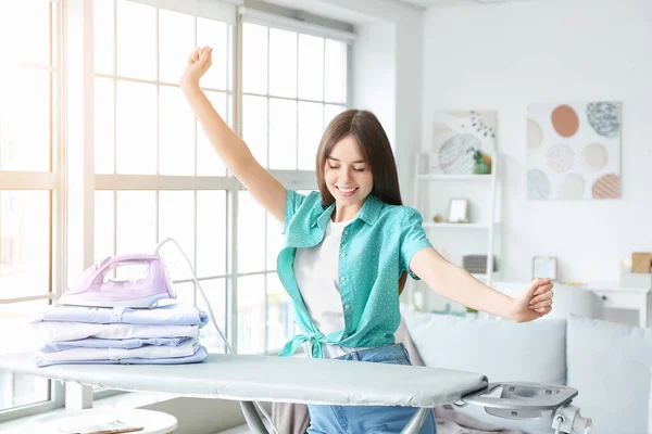 Jovem Feliz Com Lavandaria Limpa Casa — Fotografia de Stock