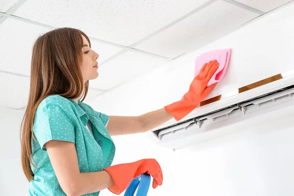 Junge Frau Putzt Klimaanlage — Stockfoto