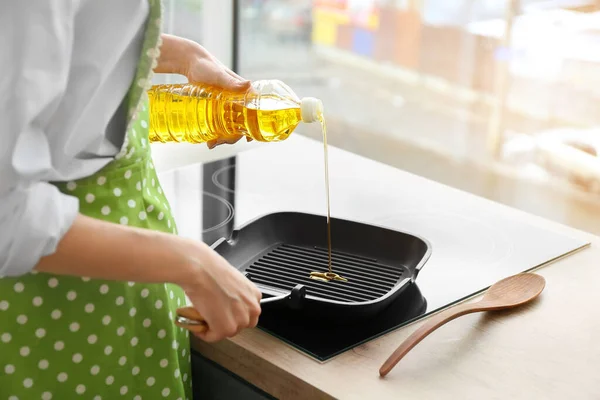 Woman Pouring Sunflower Oil Frying Pan Kitchen — Stock Photo, Image