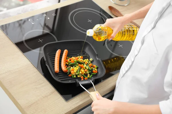 Woman Cooking Tasty Breakfast Kitchen — Stock Photo, Image