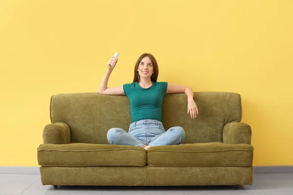 Giovane Donna Con Aria Condizionata Telecomando Sul Divano Vicino Alla — Foto Stock