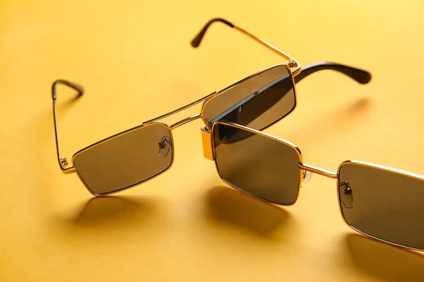 Různé Moderní Sluneční Brýle Barevném Pozadí — Stock fotografie