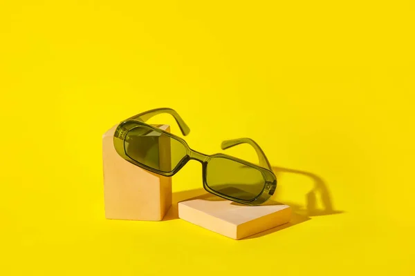 Elegantes Gafas Sol Sobre Fondo Color — Foto de Stock