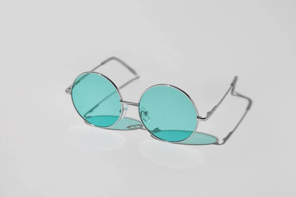 Stilvolle Sonnenbrille Auf Hellem Hintergrund — Stockfoto