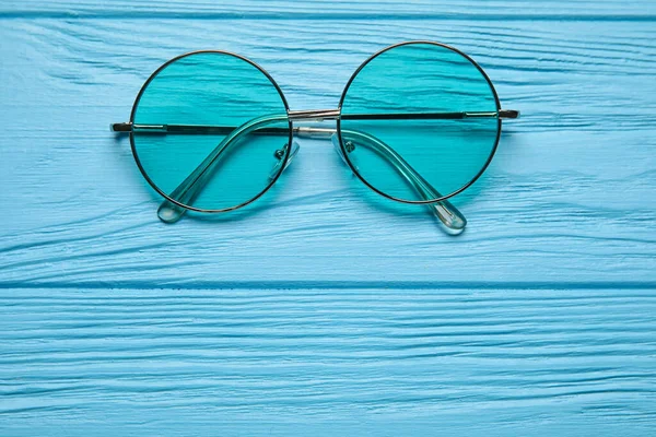 Renkli Ahşap Arka Planda Şık Güneş Gözlükleri Yakın Plan — Stok fotoğraf