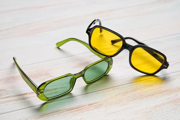 Hafif Ahşap Arka Planda Farklı Modern Güneş Gözlükleri Yakın Plan — Stok fotoğraf