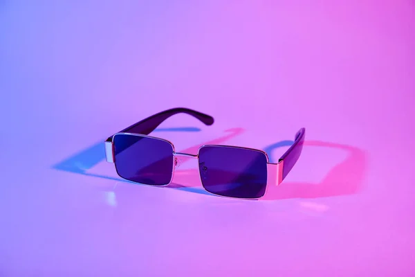 Elegantes Gafas Sol Sobre Fondo Color — Foto de Stock