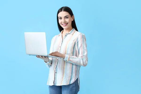 Schöne Junge Frau Mit Laptop Auf Farbigem Hintergrund — Stockfoto