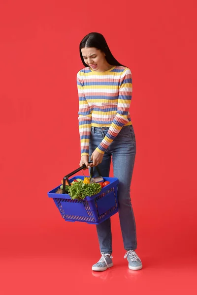 Young Woman Heavy Shopping Basket Color Background — Stock Photo, Image