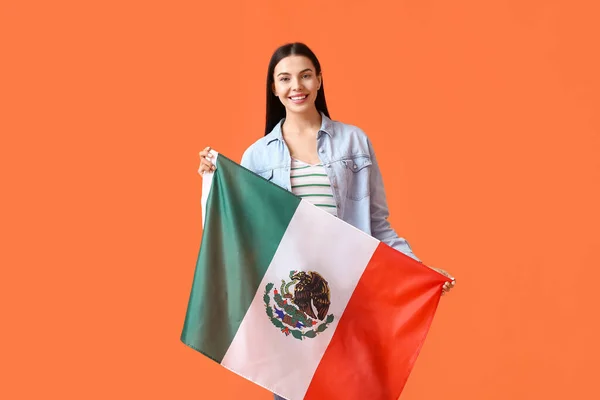 Hermosa Joven Con Bandera Mexicana Sobre Fondo Color —  Fotos de Stock