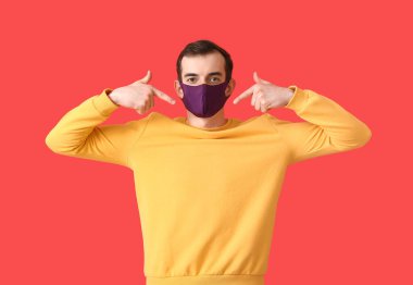 Geçmişinde tıbbi maske takan genç bir adam