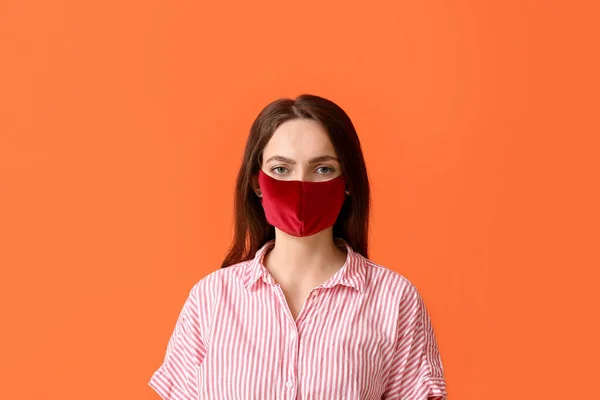Junge Frau Trägt Medizinische Maske Auf Farbigem Hintergrund — Stockfoto