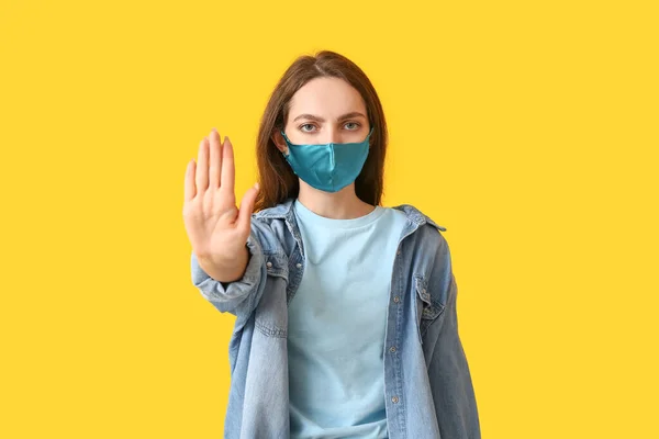 Junge Frau Trägt Medizinische Maske Und Zeigt Stop Geste Auf — Stockfoto