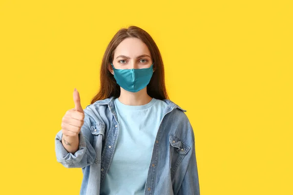 Jonge Vrouw Dragen Medisch Masker Tonen Duim Kleur Achtergrond — Stockfoto