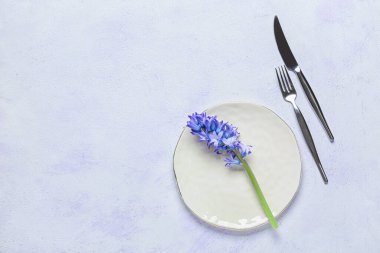 Masa ayarı ve arka planda sümbül çiçekleri