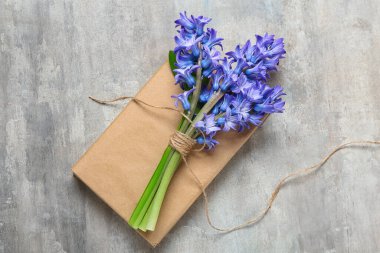 Güzel sümbül çiçekleri ve açık arkaplan üzerine kitap.