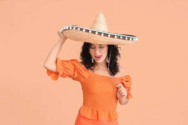 Schöne Frau Mit Sombrero Hut Auf Farbigem Hintergrund — Stockfoto